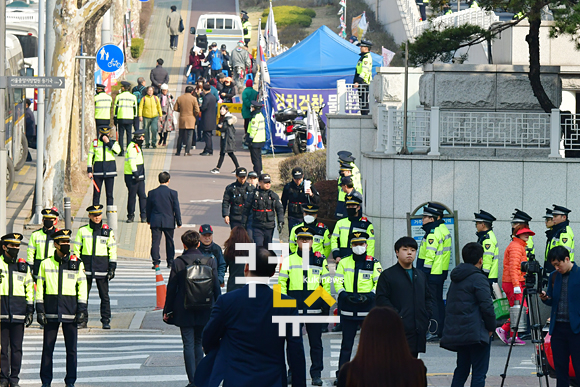 법원 앞에 지지자들 속속 집결