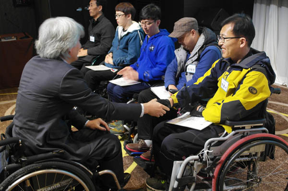 [일상의 삶으로] 위로받다 위로하게 된 척수장애인 활동가 박홍서 씨
