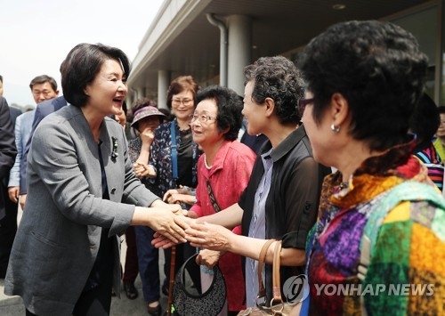 김정숙 여사 광주광역시 방문 “대통령에게 국민 마음·뜻 전하겠다. 많이 도와 달라”