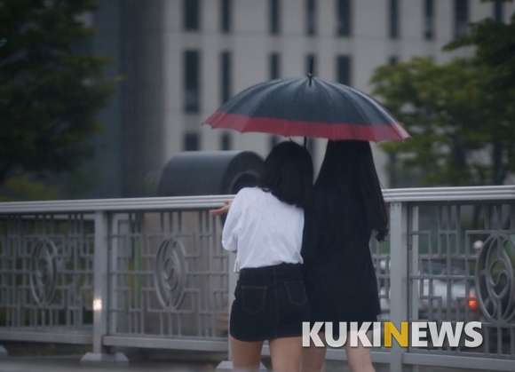 [포토] 손바닥으로 느껴보는 천금같은 '빗방울'