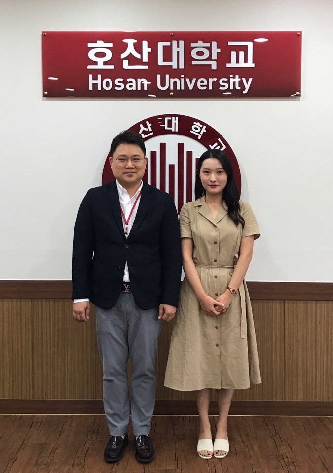 호산대 김재현 부총장이 배지은 학생을 격려한 후 기념촬영을 하고 있다. 호산대 제공.