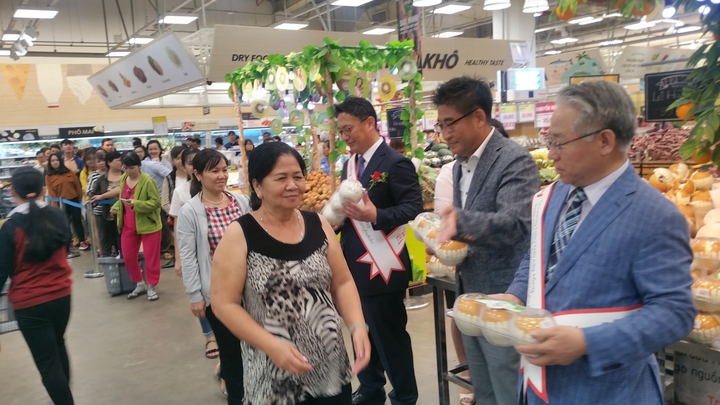 MOU 체결에 앞서 경북도 관계자들이 베트남 이마트 고밥점에서 경상도 통합브랜드인 ‘데일리’ 명품 사과와 배 등 과일 나눔 행사를 갖고 있다. 경북도 제공