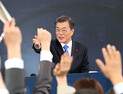 [쿠키영상] ‘오늘의 스타’ 박정엽 기자, 질의 받는 문 대통령에 “지지자들 격한 표현에 한마디”…“왜 부끄러움은 내 몫이야”