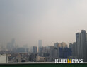 [순간 포착] 보기만 해도 목이 칼칼... 서울 도심의 미세먼지