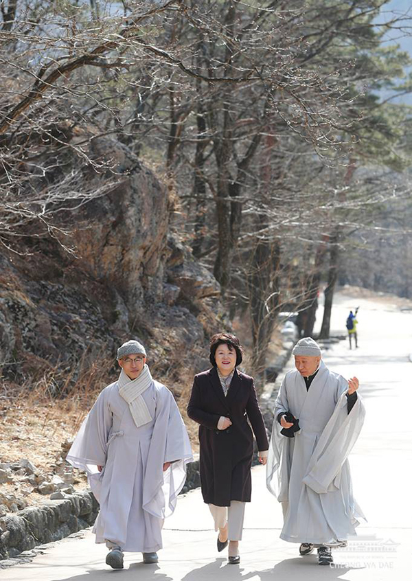 [순간 포착] 김정숙 여사, 속초 신흥사·양양 낙산사 들러 “평화 올림픽 기원”