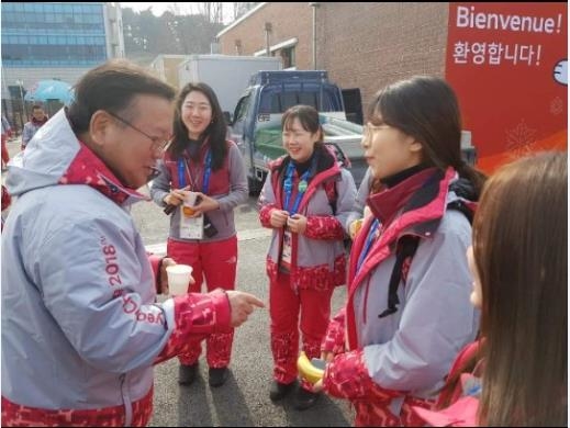 김부겸 장관, 평창서 일일 자원봉사…