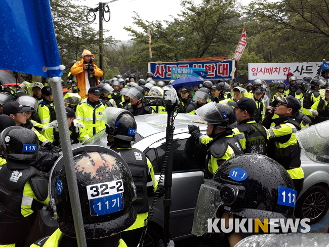 경찰이 경북 성주군 초전면 소성리 진밭교 입구에서 사드 반대 주민의 차량을 옮기고 있다. 김명환 기자