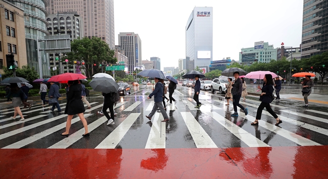 '출근길 우산 챙겨요'