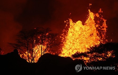 美 하와이 화산폭발 첫 중상자 발생…용암 하반신에 튀어