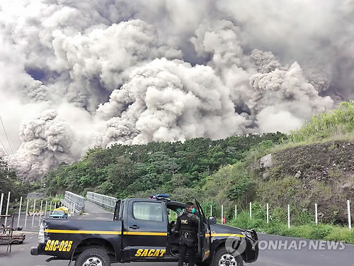 인도네시아 발리화산 분화…일본·과테말라 강진 이어 심상찮은 ‘불의 고리’