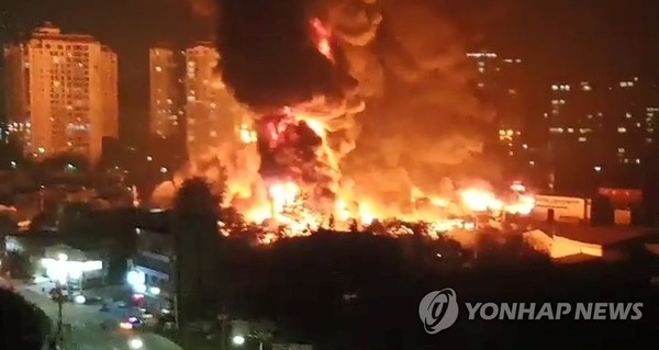 인천 합성수지 공장서 화재…아파트 20층 높이 불기둥에 주민 대피
