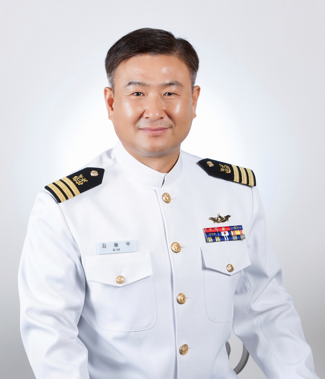 LG, 한강에 빠진 시민 구한 김용우 해군 중령에게 ‘의인상’ 전달