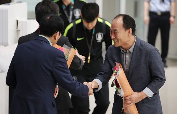 김학범 감독 “일장기 태극기 위에 있는 것 눈 뜨고 볼 수 없다”