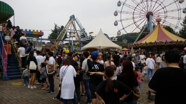 전주동물원에서 놀이기구를 타기 위해 수많은 인파들이 몰려 있다.