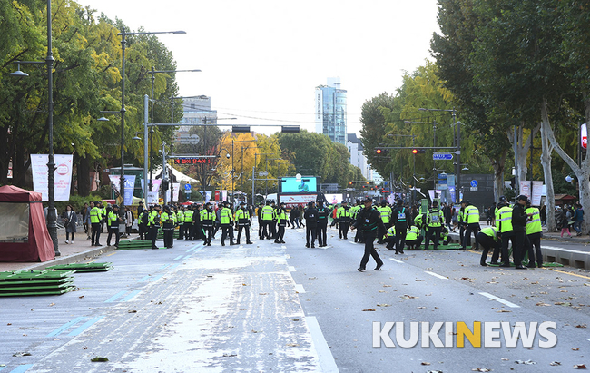 빈 수레가 요란?…‘곰탕집 성추행’ 당당위·남함페 맞불집회 ‘썰렁’