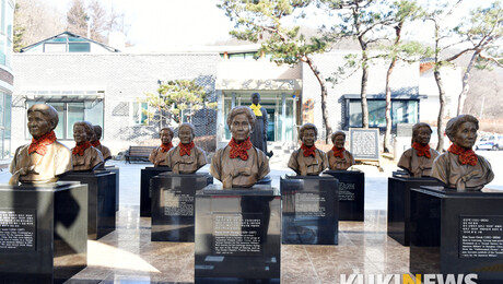 목도리 두른 '평화의 소녀상' 여전히 추운 위안부 할머니들의 외침①