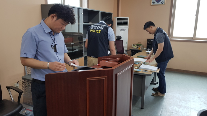 울산해경이 어촌계 사무실을 압수수색하고 있는 모습. <울산해양경찰서 제공>