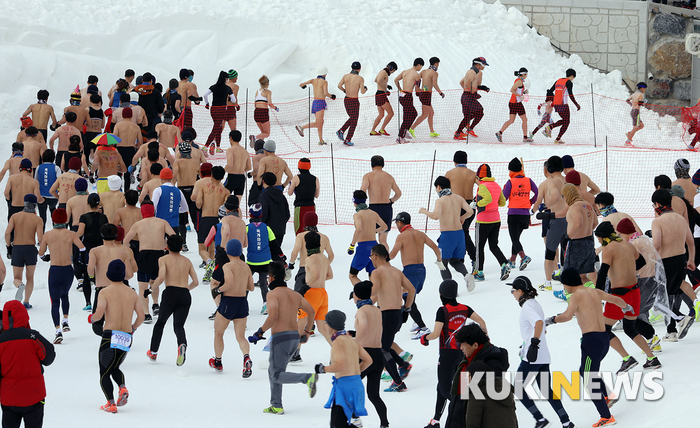 ‘대관령 눈꽃 알몸 마라톤대회’ 열려, 이 정도 추위 쯤이야!