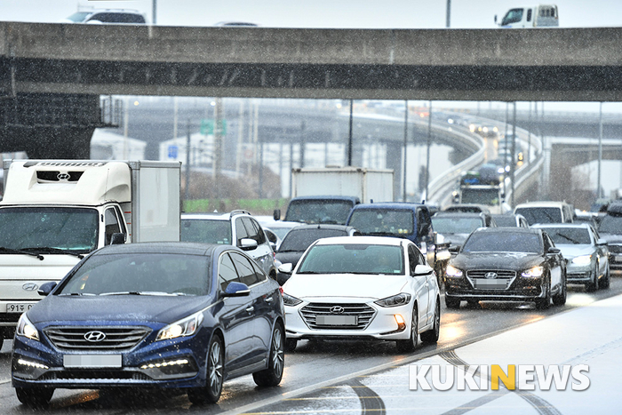 '서행하는 차량들'