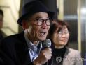 고은, ‘성추행 폭로’ 최영미에 패소… 법원 “손해배상 청구 기각”