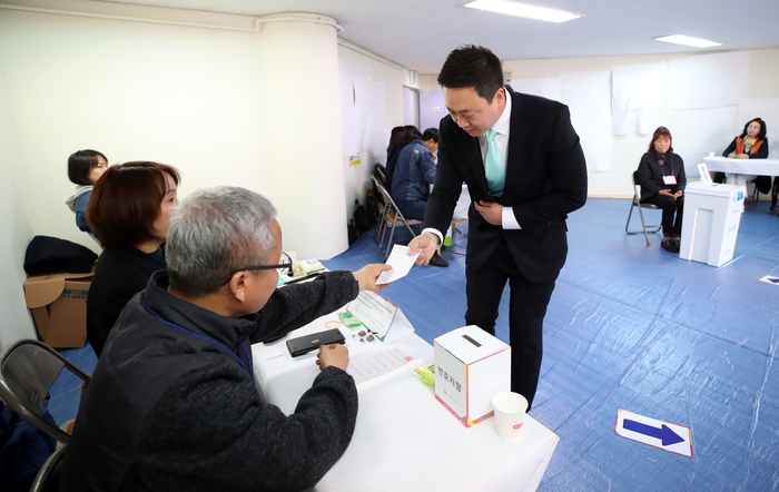 투표용지 받는 이재환 바른미래당 후보