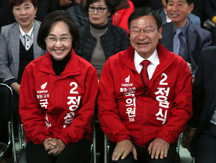 정점식 후보 내외 '환한 미소'