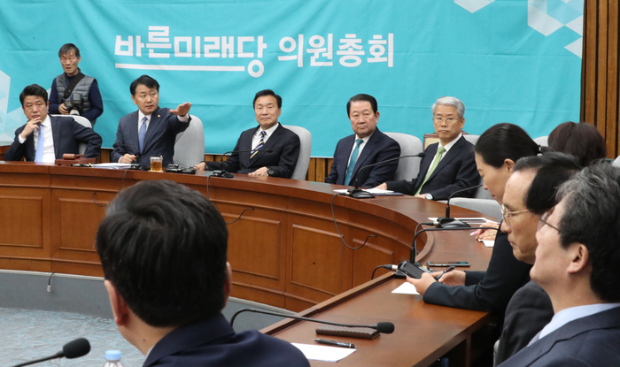 김경수 보석에 박근혜 ‘석방론’ 재점화…바른미래 내홍 최고조 [여의도 요지경]