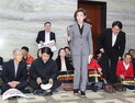 ‘빠루·망치’ 등장한 동물국회…민주·한국 서로 네탓