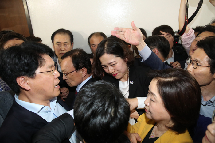 ‘전쟁터 된 국회’...바른미래 사보임‧한국 집단점거‧민주 비상대기[여의도 요지경]