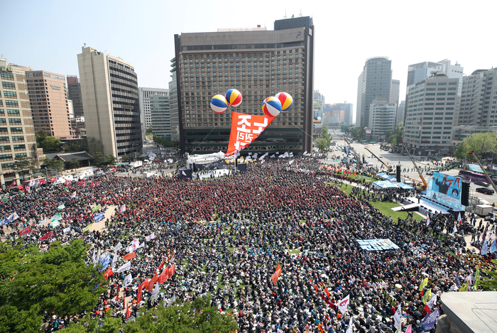 서울광장에 모인 '세계 노동절 대회' 참가자들
