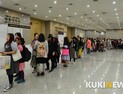 ‘제5회 프리미엄 서울 베이비 키즈 페어' 입장하는 관람객들