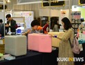전시 부스를 둘러보는 ‘프리미엄 서베키' 관람객