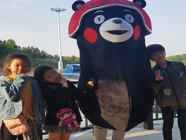 부산방향 사천휴게소에서 어린이들이 기념촬영하고 있는 모습. <사천휴게소 제공>