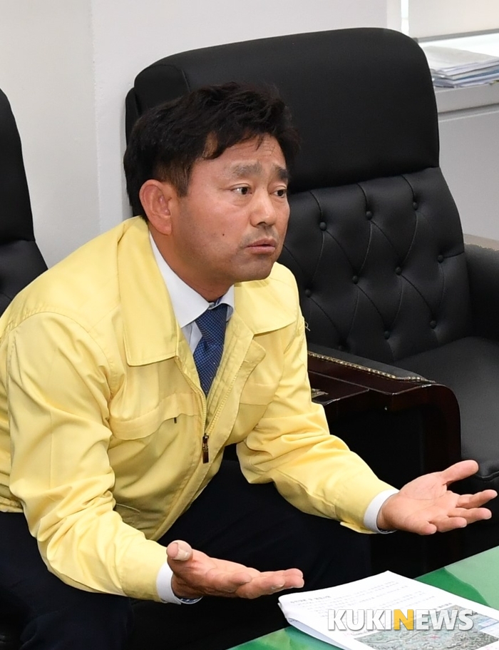 윤수봉 부의장이 잘못된 헬기 노선 선정을 성토하고 있다.