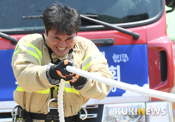 '소방차 끌기 대회' 온몸의 힘을 모아