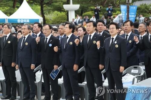 황교안, 3년 전과 달리 ‘임을 위한 행진곡’ 제창… 시민단체 격렬 항의