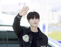 [공항 패션이란] 뉴이스트 황민현, 홍콩 출국 길에 선보인 개성 만점 ‘스트릿 룩’