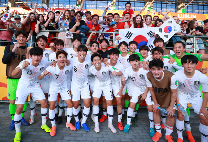 U-20 축구 대표팀 '일본전 승리 후 밝은 미소'