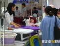 아기 욕조를 살펴보는 '서베키' 관람객들
