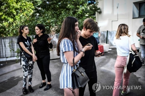 바칼로레아 결과를 확인하는 프랑스 수험생들(사진=연합뉴스 제공)