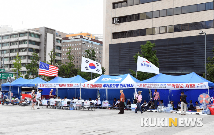 광화문광장에 다시 설치된 우리공화당 천막