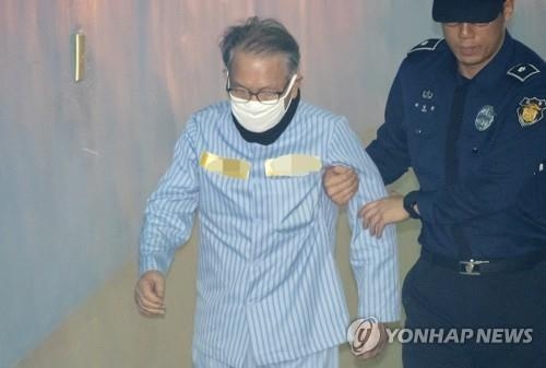 '세월호 보고 조작' 김기춘 1심 집행유예…유족 항의