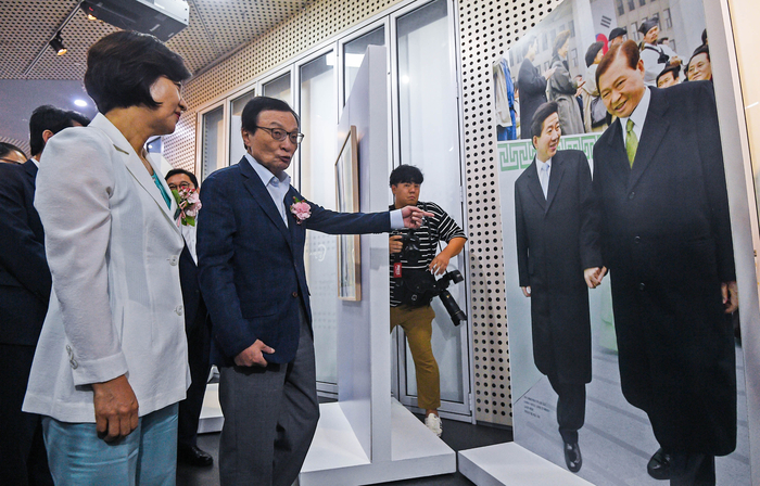 '김대중-노무현 사진전' 관람하는 더불어민주당 지도부