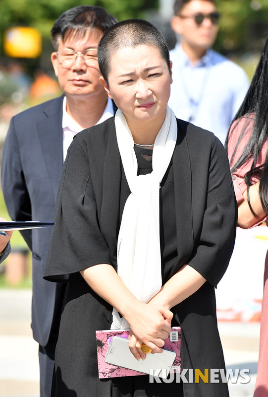 보수 성향 시민단체 기자회견 지켜보는 이언주