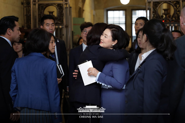 김정숙 여사, 日 아베 신조 총리 부인 아베 아키에 여사 만나 포옹