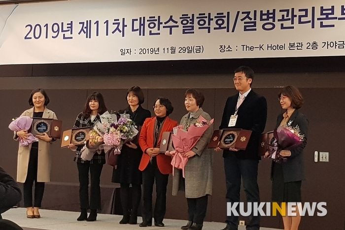메디플렉스 세종병원 진단검사의학과 이정림 과장(오른쪽 첫 번째)이 표창패를 받고 다른 수상자들과 함께 기념사진을 찍고 있다. 세종병원 제공)