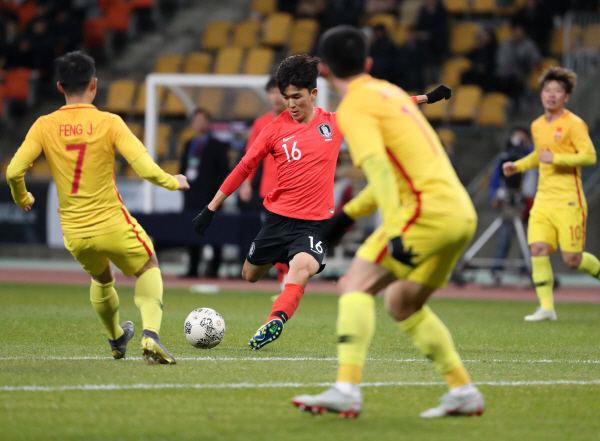 황인범 왼발 중거리슛으로 선제골 기록… 한국 1-0 앞서