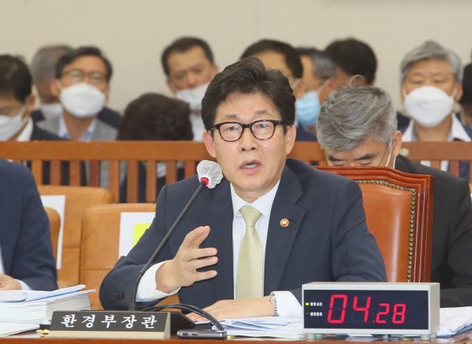 ‘수돗물 유충’ 책임추궁에 환경부 장관, “안나오는데 어떻게”