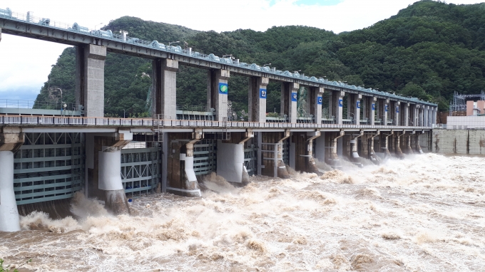 춘천 의암댐서 경찰정 등 3척 전복…8명 중 5명 실종상태