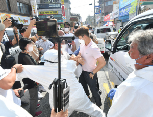 사랑제일교회 주변 방역 관계자를 잡아당기며 저지하는 단체